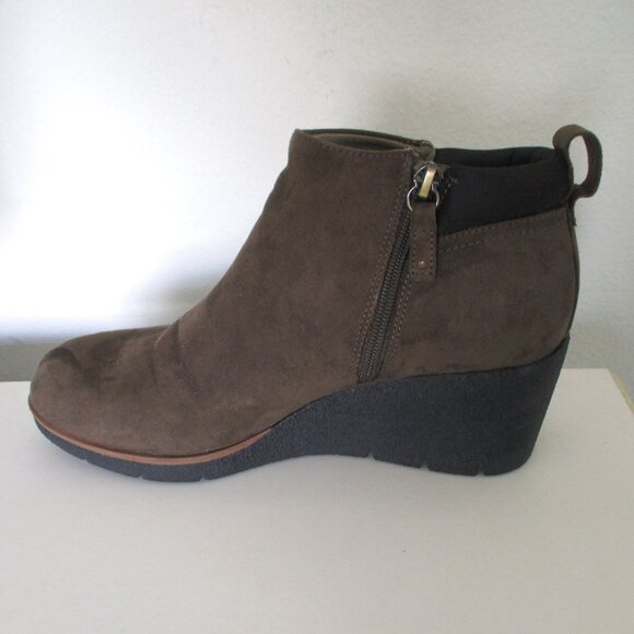 Dr. Scholl's "Berklie" Womens Taupe Faux Suede 2.5" Rubber Wedge Ankle Boot- 10M - Picture 5 of 9